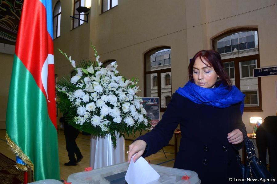 Azerbaijani citizens voting in municipal elections (PHOTO)