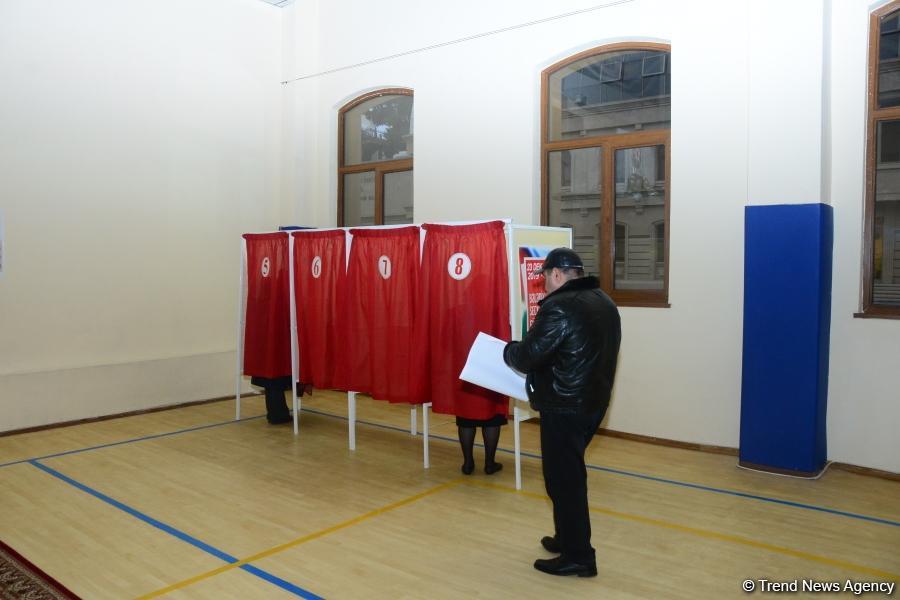 Azerbaijani citizens voting in municipal elections (PHOTO)