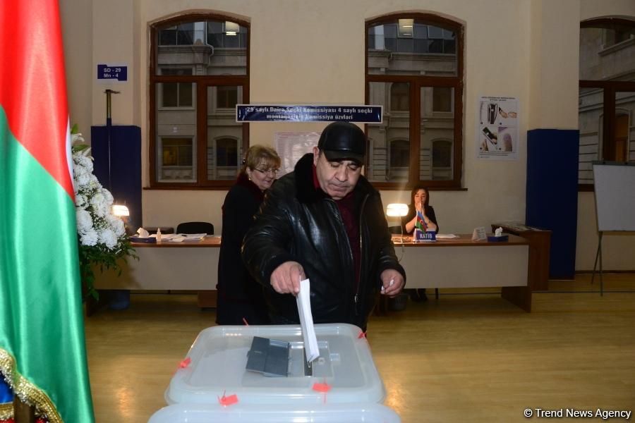 Azerbaijani citizens voting in municipal elections (PHOTO)
