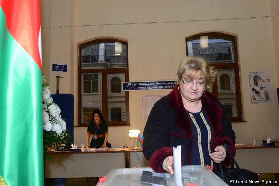 Azerbaijani citizens voting in municipal elections (PHOTO)