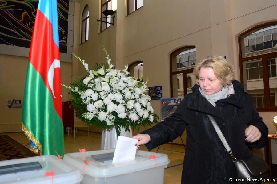 Azerbaijani citizens voting in municipal elections (PHOTO)