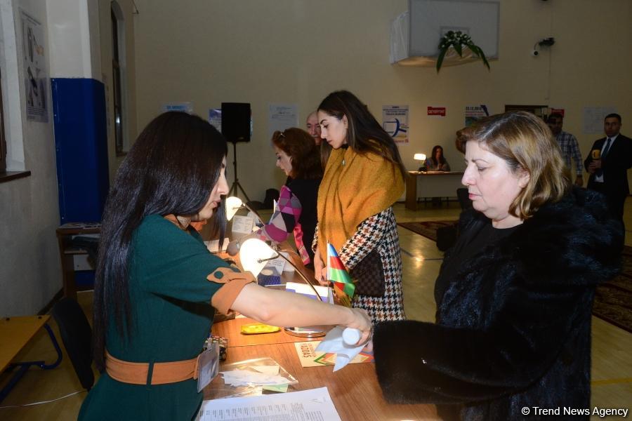 Azerbaijani citizens voting in municipal elections (PHOTO)