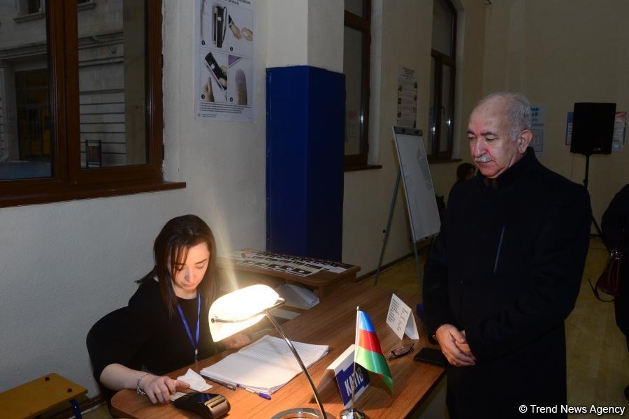 Azerbaijani citizens voting in municipal elections (PHOTO)
