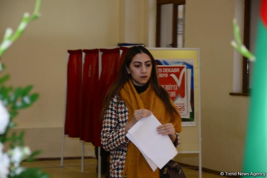 Azerbaijani citizens voting in municipal elections (PHOTO)