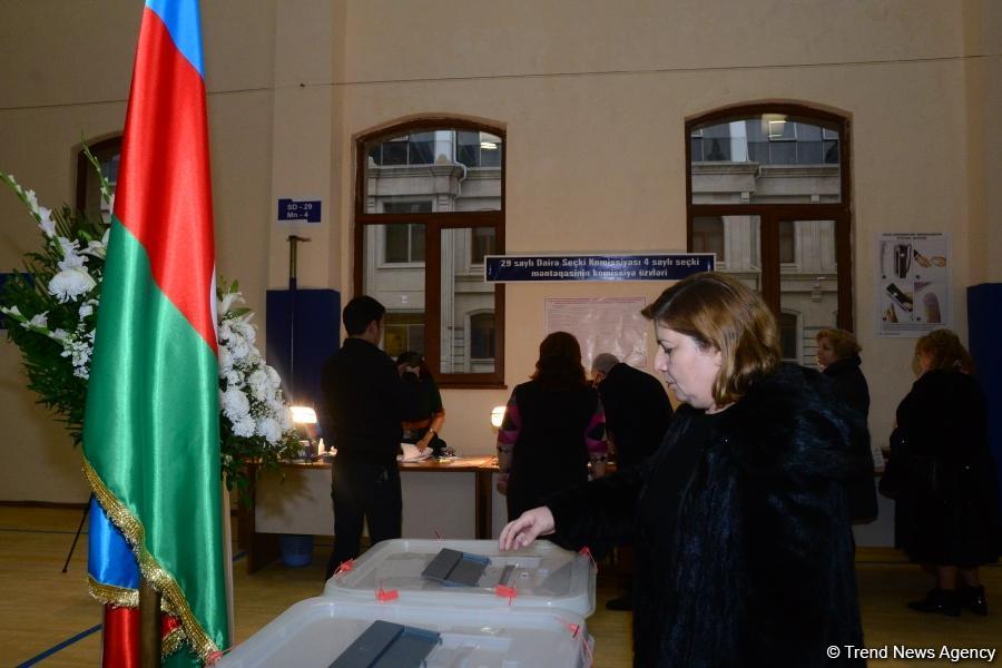 Azerbaijani citizens voting in municipal elections (PHOTO)