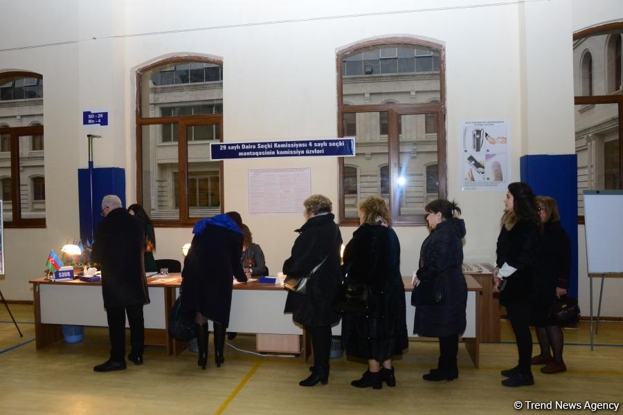 Azerbaijani citizens voting in municipal elections (PHOTO)