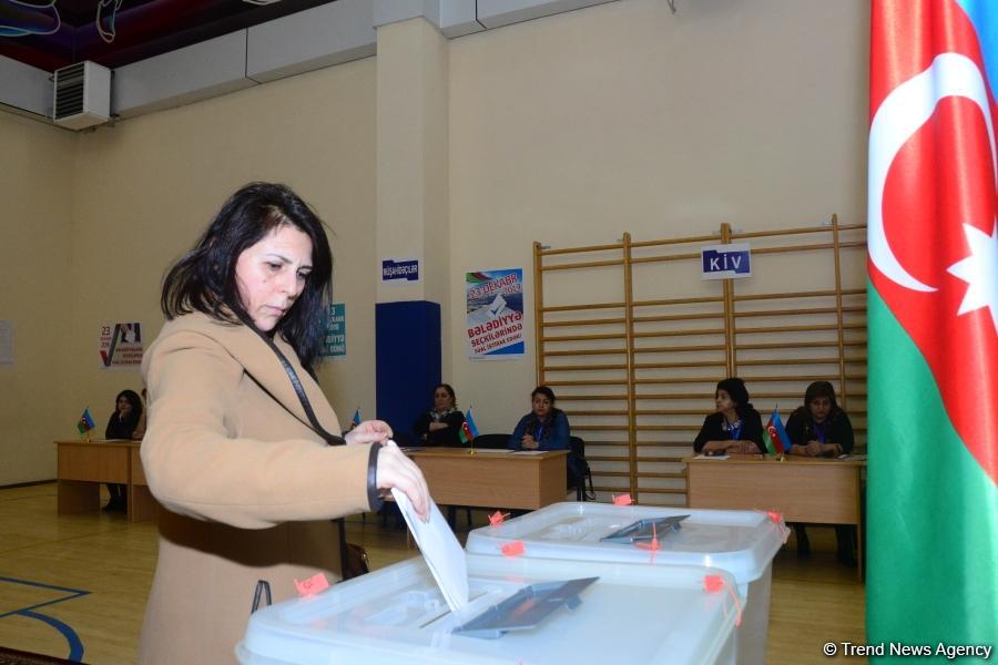 Azerbaijani citizens voting in municipal elections (PHOTO)
