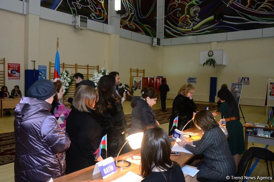 Azerbaijani citizens voting in municipal elections (PHOTO)