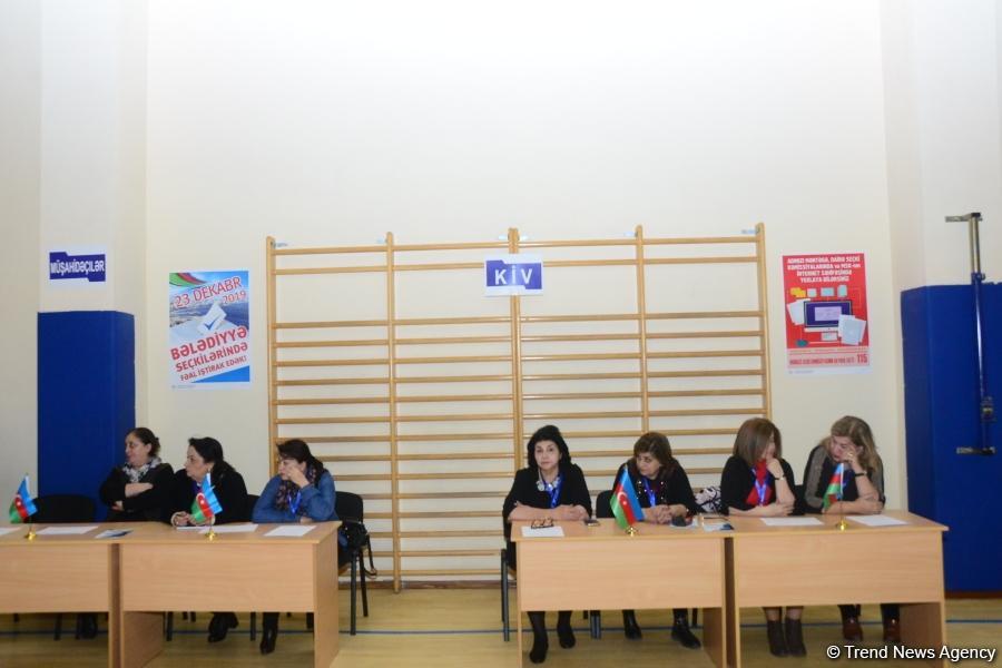 Azerbaijani citizens voting in municipal elections (PHOTO)