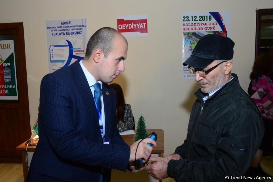 Azerbaijani citizens voting in municipal elections (PHOTO)