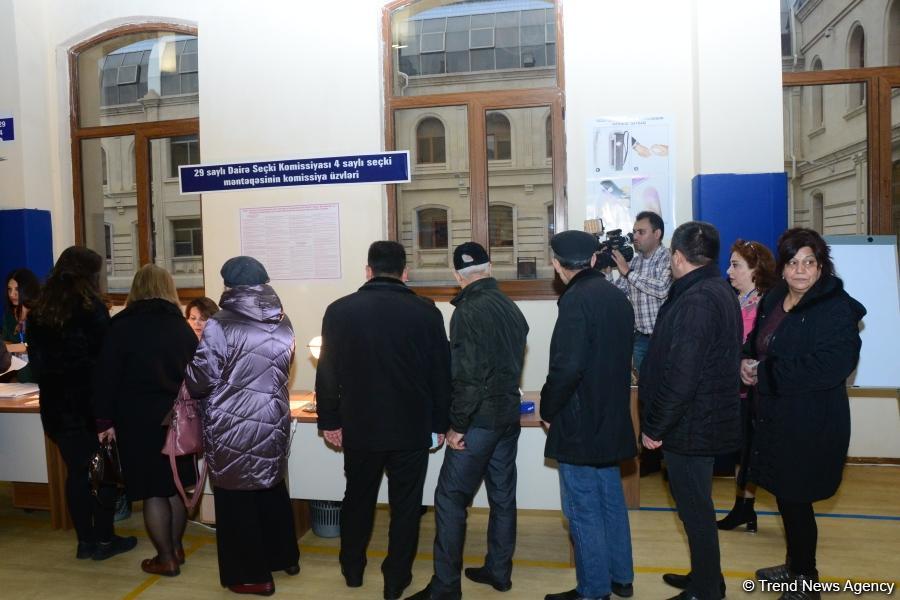 Azerbaijani citizens voting in municipal elections (PHOTO)