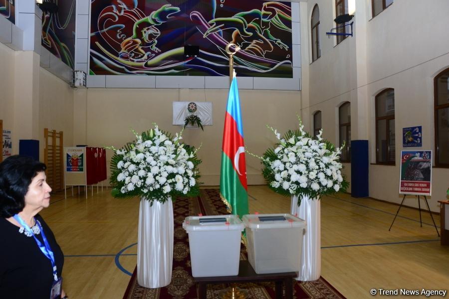 Azerbaijani citizens voting in municipal elections (PHOTO)