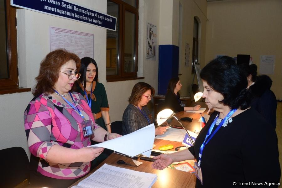 Azerbaijani citizens voting in municipal elections (PHOTO)