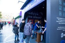 Молния и снег, мыльные пузыри и аромат — подарочные карты в центре Баку (ФОТО)
