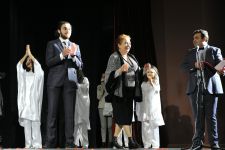 Из Москвы в Баку привезли золото нации, или Девочка в образе  Насими (ФОТО)