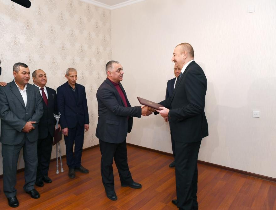 Состоялась церемония предоставления квартир и автомобилей инвалидам Карабахской войны и приравненным к ним лицам
В церемонии принял участие Президент Ильхам Алиев (ФОТО)