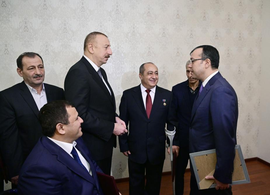 Состоялась церемония предоставления квартир и автомобилей инвалидам Карабахской войны и приравненным к ним лицам
В церемонии принял участие Президент Ильхам Алиев (ФОТО)