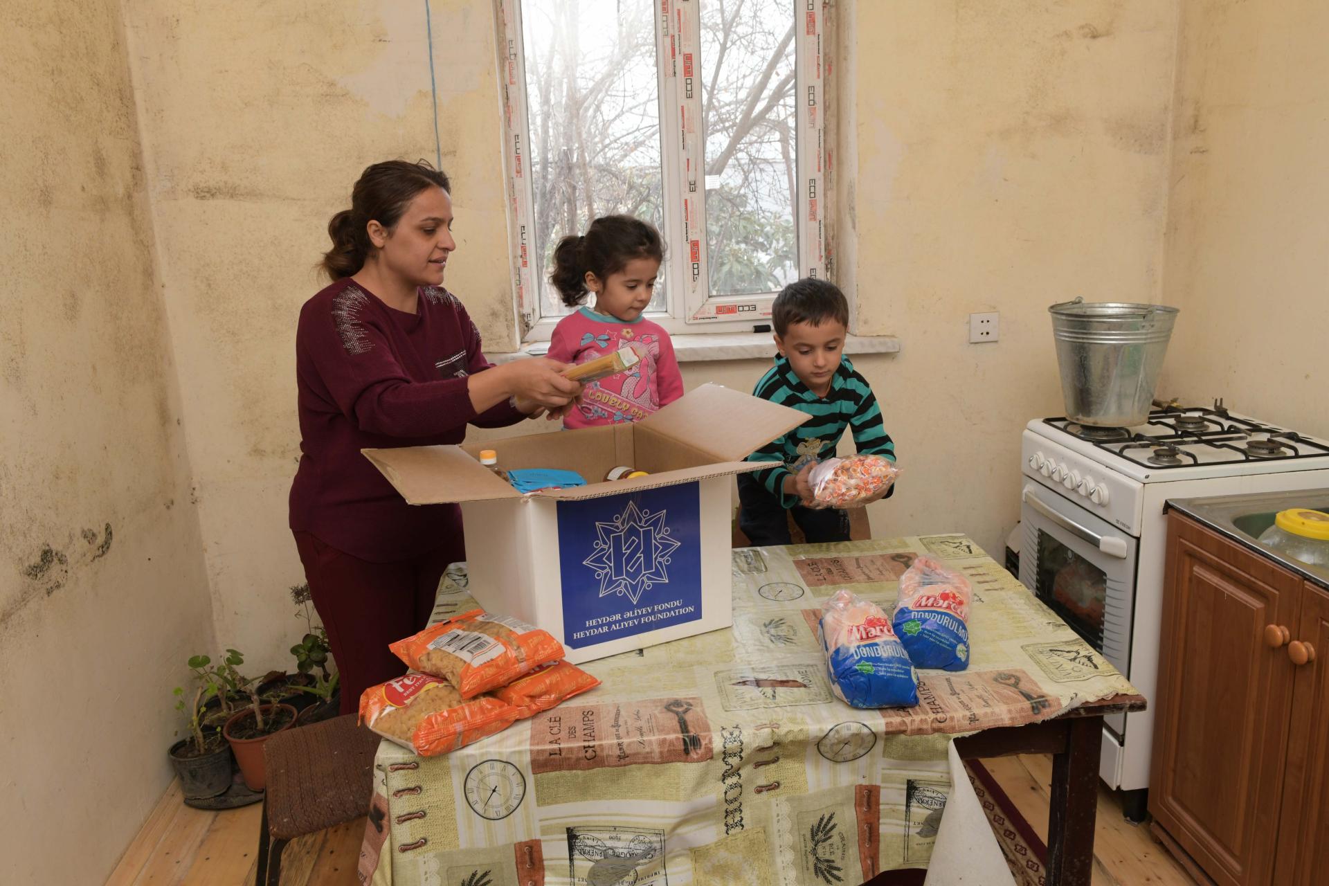 По инициативе Фонда Гейдара Алиева малообеспеченным семьям раздаются праздничные гостинцы (ФОТО)