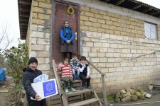 По инициативе Фонда Гейдара Алиева малообеспеченным семьям раздаются праздничные гостинцы (ФОТО)