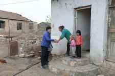 По инициативе Фонда Гейдара Алиева малообеспеченным семьям раздаются праздничные гостинцы (ФОТО)