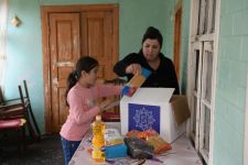 По инициативе Фонда Гейдара Алиева малообеспеченным семьям раздаются праздничные гостинцы (ФОТО)