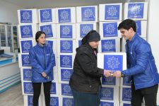 По инициативе Фонда Гейдара Алиева малообеспеченным семьям раздаются праздничные гостинцы (ФОТО)
