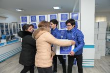 По инициативе Фонда Гейдара Алиева малообеспеченным семьям раздаются праздничные гостинцы (ФОТО)