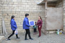 По инициативе Фонда Гейдара Алиева малообеспеченным семьям раздаются праздничные гостинцы (ФОТО)