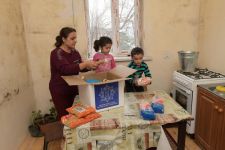 По инициативе Фонда Гейдара Алиева малообеспеченным семьям раздаются праздничные гостинцы (ФОТО)