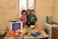 По инициативе Фонда Гейдара Алиева малообеспеченным семьям раздаются праздничные гостинцы (ФОТО)