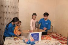 По инициативе Фонда Гейдара Алиева малообеспеченным семьям раздаются праздничные гостинцы (ФОТО)
