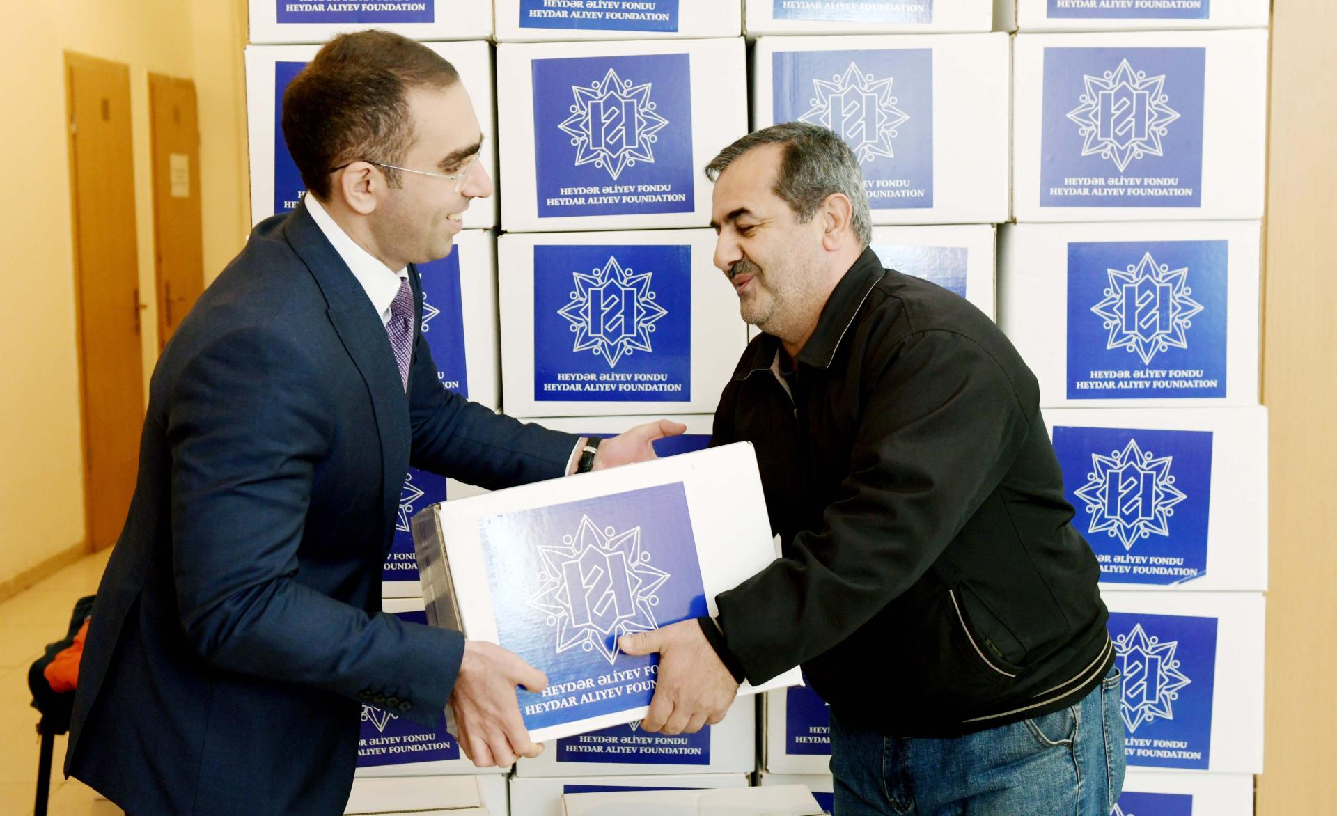 Фонд Гейдара Алиева раздал праздничные подарки малообеспеченным семьям (ФОТО)