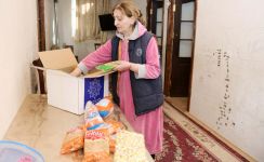Фонд Гейдара Алиева раздал праздничные подарки малообеспеченным семьям (ФОТО)