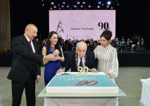 Президент Ильхам Алиев и Первая леди Мехрибан Алиева приняли участие в церемонии по случаю 90-летнего юбилея Хошбахта Юсифзаде (ФОТО/ВИДЕО)