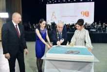 Президент Ильхам Алиев и Первая леди Мехрибан Алиева приняли участие в церемонии по случаю 90-летнего юбилея Хошбахта Юсифзаде (ФОТО/ВИДЕО)