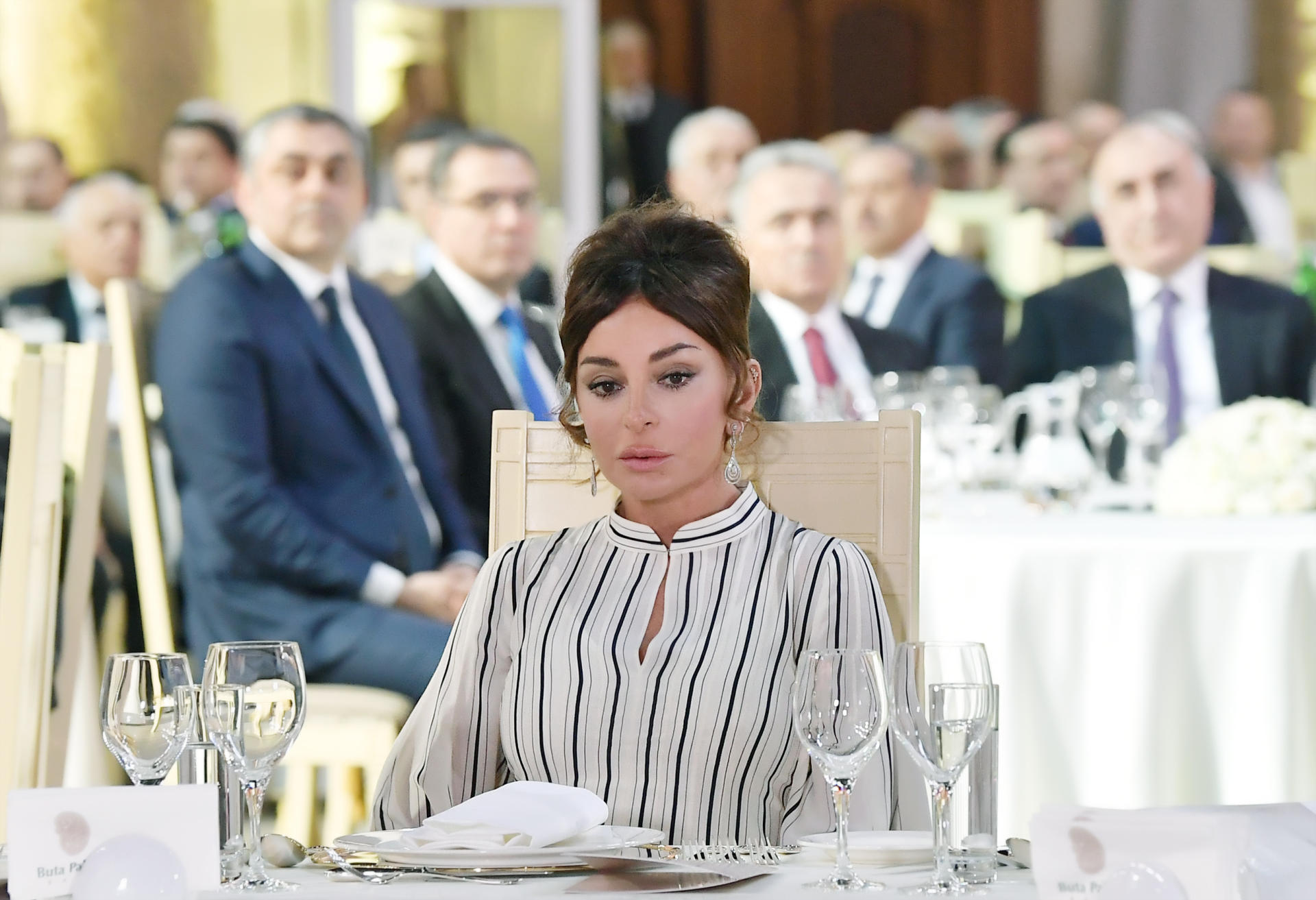 Президент Ильхам Алиев и Первая леди Мехрибан Алиева приняли участие в церемонии по случаю 90-летнего юбилея Хошбахта Юсифзаде (ФОТО/ВИДЕО)