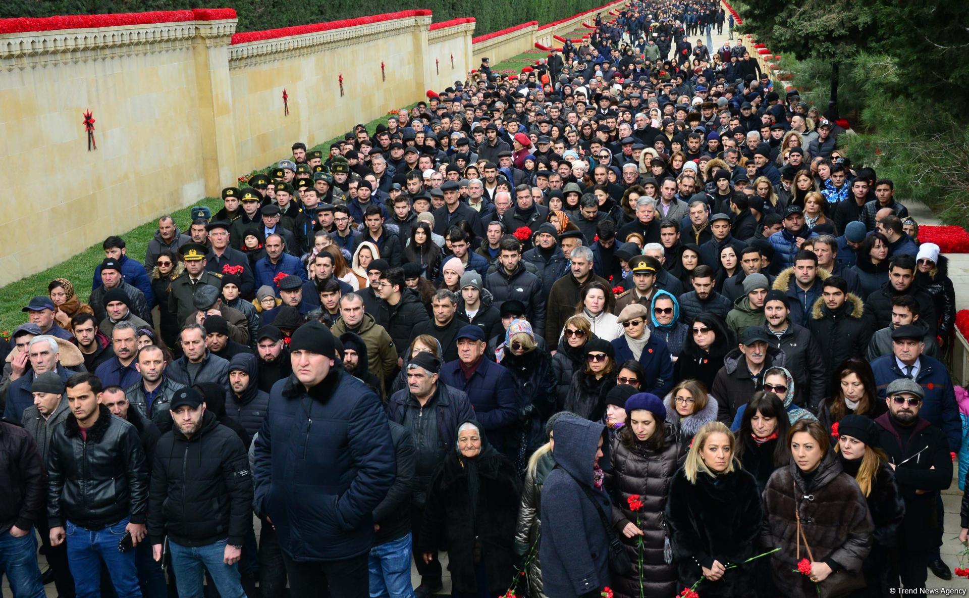 Общественность Азербайджана чтит светлую память жертв трагедии 20 Января (ФОТО)