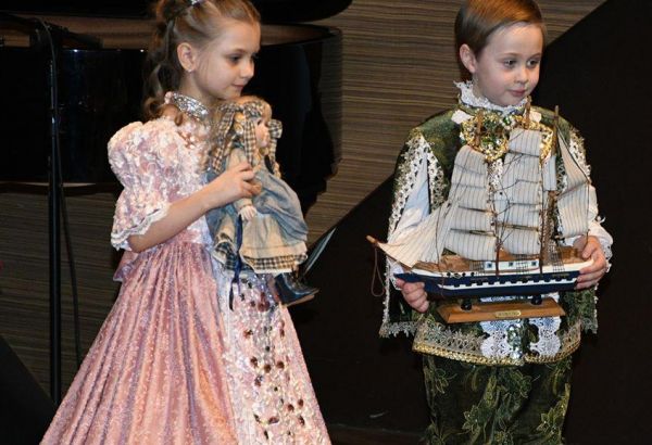 В Баку 6-летний мальчик сделал предложение руки и сердца 7-летней девочке (ФОТО)