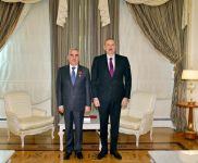 President Ilham Aliyev presents “Sharaf” Order to Vasif Talibov (PHOTO)