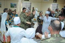 Полад Бюльбюльоглу отметил юбилей с военнослужащими (ВИДЕО, ФОТО)