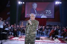 Полад Бюльбюльоглу отметил юбилей с военнослужащими (ВИДЕО, ФОТО)