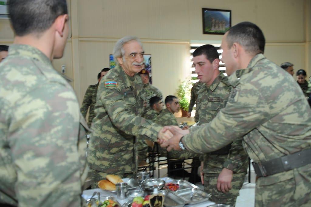 Полад Бюльбюльоглу отметил юбилей с военнослужащими (ВИДЕО, ФОТО)