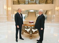 President Ilham Aliyev presents "Sharaf" Order to Mikhail Gusman (PHOTO)
