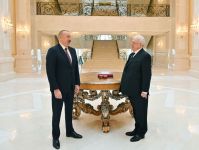 President Ilham Aliyev presents "Sharaf" Order to Mikhail Gusman (PHOTO)