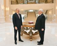 President Ilham Aliyev presents "Sharaf" Order to Mikhail Gusman (PHOTO)