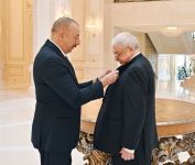 President Ilham Aliyev presents "Sharaf" Order to Mikhail Gusman (PHOTO)