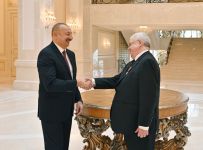 President Ilham Aliyev presents "Sharaf" Order to Mikhail Gusman (PHOTO)