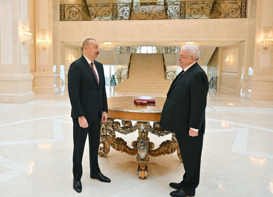 President Ilham Aliyev presents "Sharaf" Order to Mikhail Gusman (PHOTO)