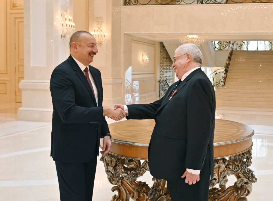 President Ilham Aliyev presents "Sharaf" Order to Mikhail Gusman (PHOTO)