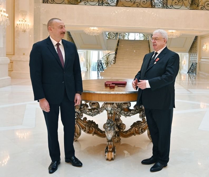 President Ilham Aliyev presents "Sharaf" Order to Mikhail Gusman (PHOTO)